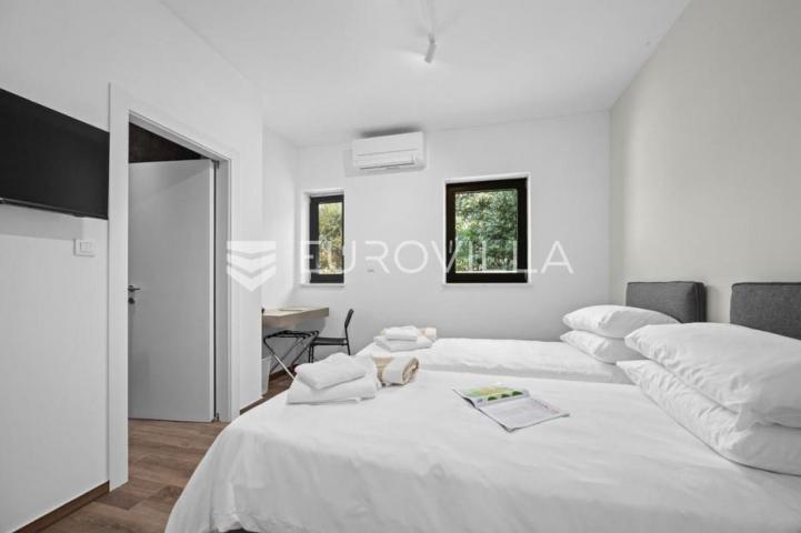 Istra, Banjole, dvojna vila, prvi red do mora, 244 m² s pogledom na Marinu