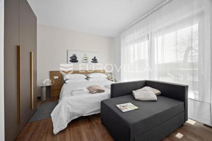 Istra, Banjole, dvojna vila, prvi red do mora, 244 m² s pogledom na Marinu