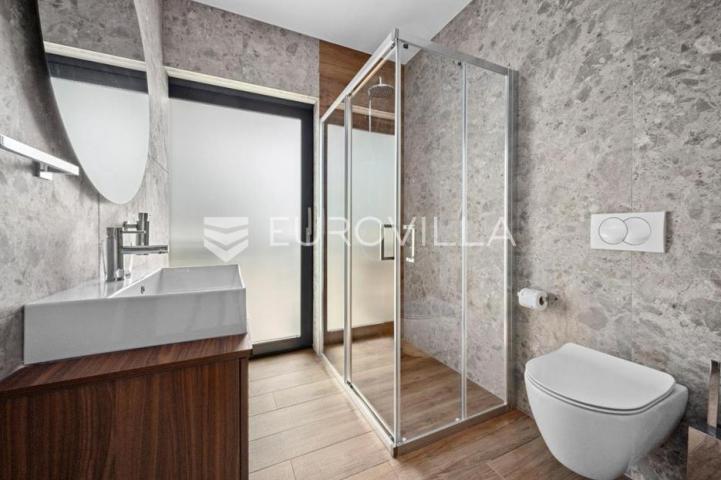 Istra, Banjole, dvojna vila, prvi red do mora, 244 m² s pogledom na Marinu