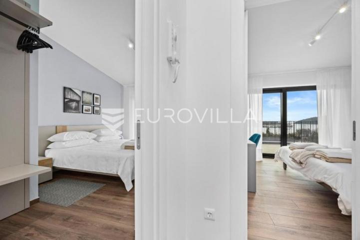 Istra, Banjole, dvojna vila, prvi red do mora, 244 m² s pogledom na Marinu