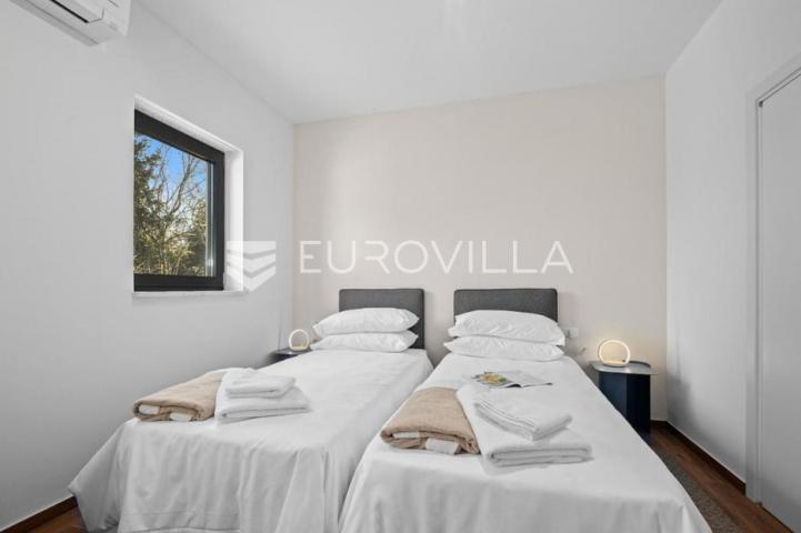 Istra, Banjole, dvojna vila, prvi red do mora, 244 m² s pogledom na Marinu