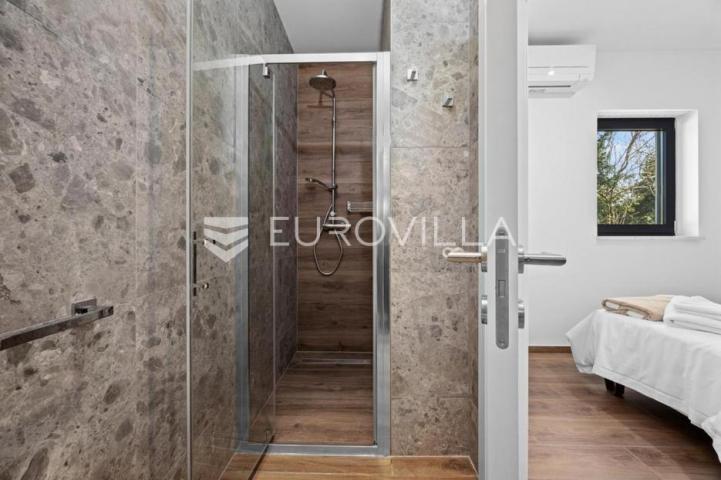 Istra, Banjole, dvojna vila, prvi red do mora, 244 m² s pogledom na Marinu