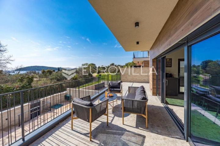 Istra, Banjole, dvojna vila, prvi red do mora, 244 m² s pogledom na Marinu