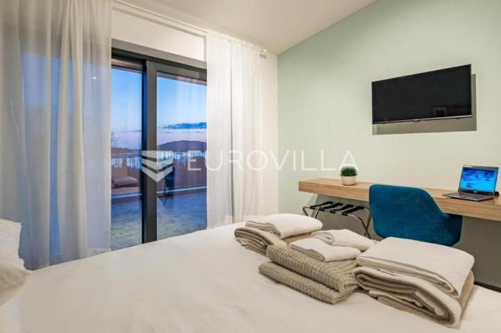 Istra, Banjole, dvojna vila, prvi red do mora, 244 m² s pogledom na Marinu