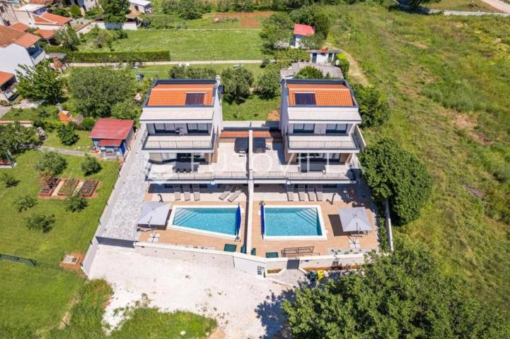 Istra, Banjole, dvojna vila, prvi red do mora, 244 m² s pogledom na Marinu
