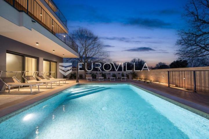 Istra, Banjole, dvojna vila, prvi red do mora, 244 m² s pogledom na Marinu