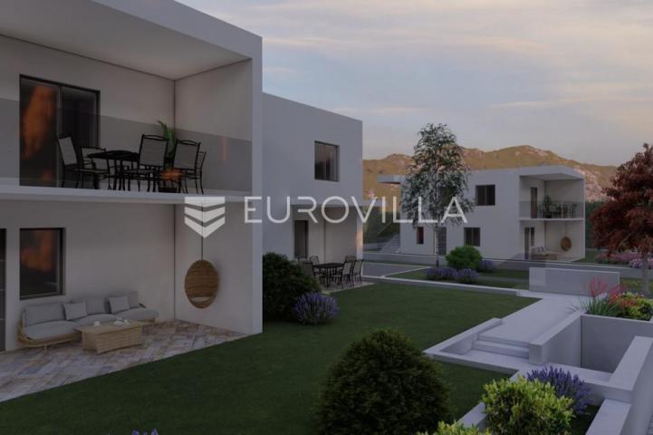 Kastav, NOVOGRADNJA, prostrani stan s terasom, vrtom i garažom, 72 m2