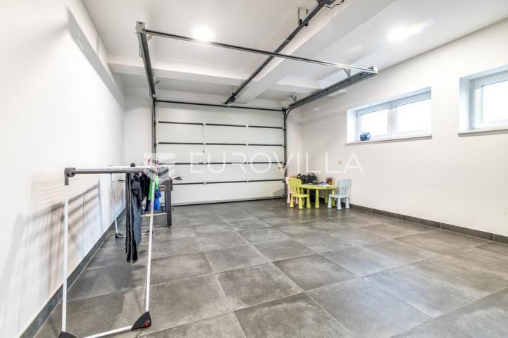 Zaprešić, Kalamiri, moderna novoizgrađena kuća na odličnoj lokaciji, 330 m2