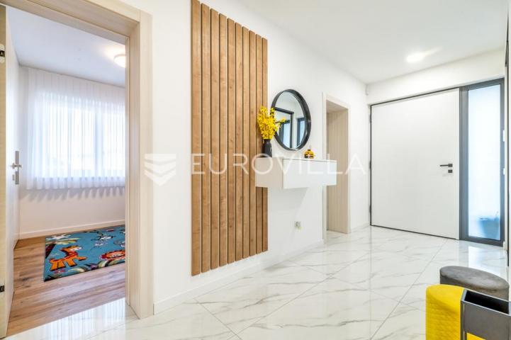 Zaprešić, Kalamiri, moderna novoizgrađena kuća na odličnoj lokaciji, 330 m2