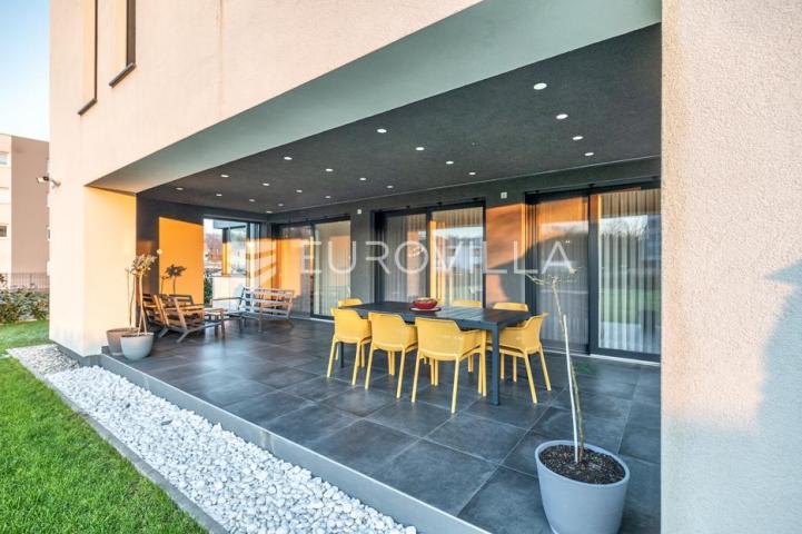 Zaprešić, Kalamiri, moderna novoizgrađena kuća na odličnoj lokaciji, 330 m2