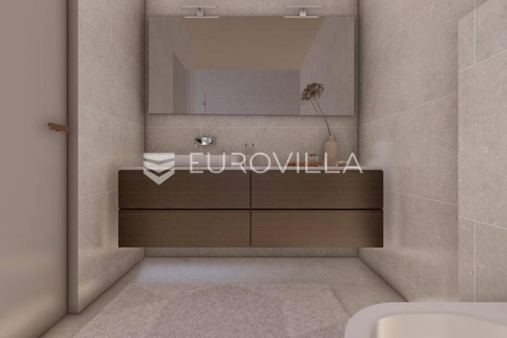 Istra, Umag - Moderan stan u prizemlju s privatnim vrtom samo 200m od mora