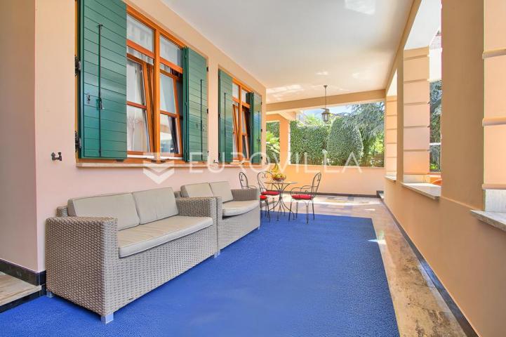 Poreč, ekskluzivna vila s 430 m2, atraktivna lokacija