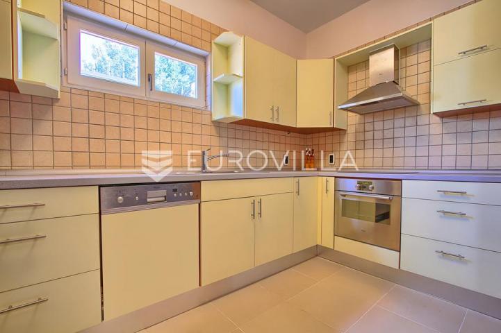 Poreč, ekskluzivna vila s 430 m2, atraktivna lokacija