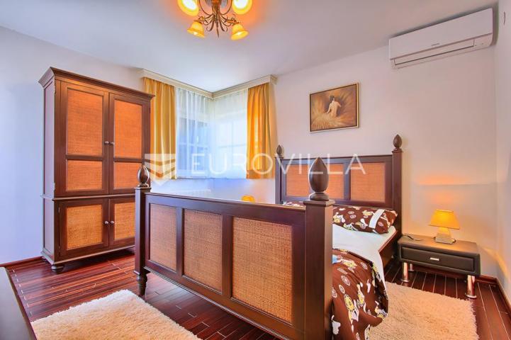 Poreč, ekskluzivna vila s 430 m2, atraktivna lokacija