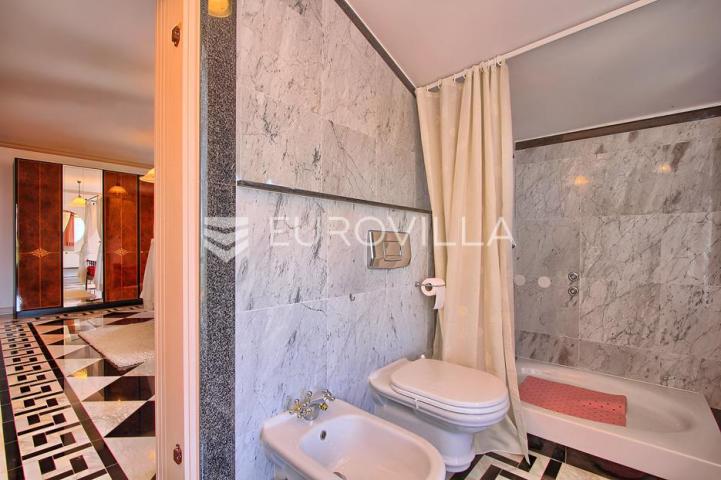 Poreč, ekskluzivna vila s 430 m2, atraktivna lokacija