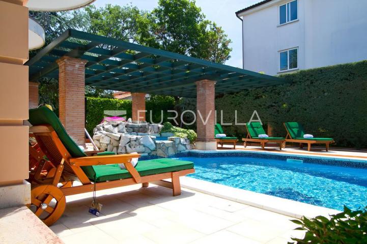 Poreč, ekskluzivna vila s 430 m2, atraktivna lokacija