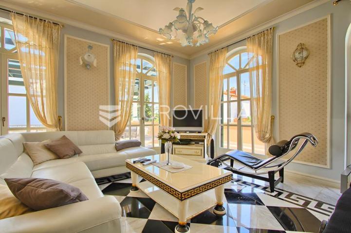 Poreč, ekskluzivna vila s 430 m2, atraktivna lokacija