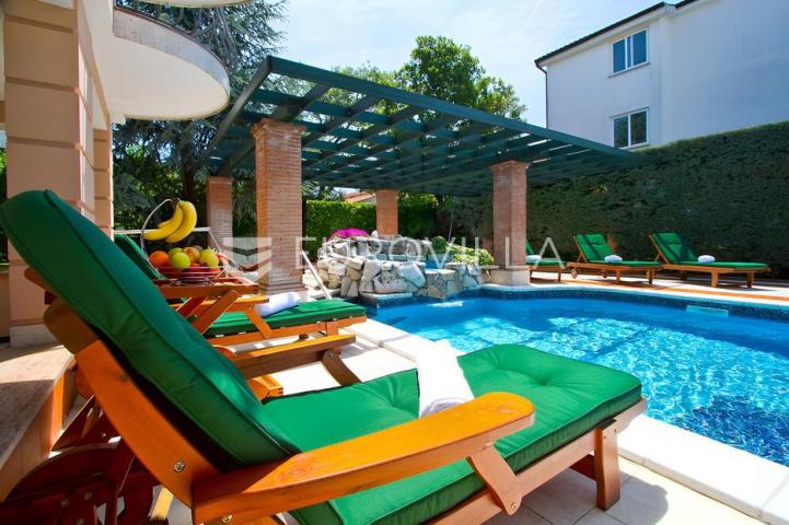 Poreč, ekskluzivna vila s 430 m2, atraktivna lokacija