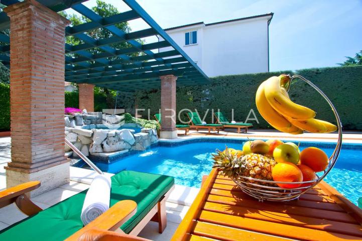 Poreč, ekskluzivna vila s 430 m2, atraktivna lokacija