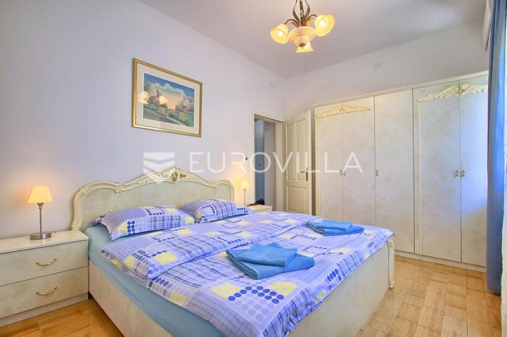 Poreč, ekskluzivna vila s 430 m2, atraktivna lokacija