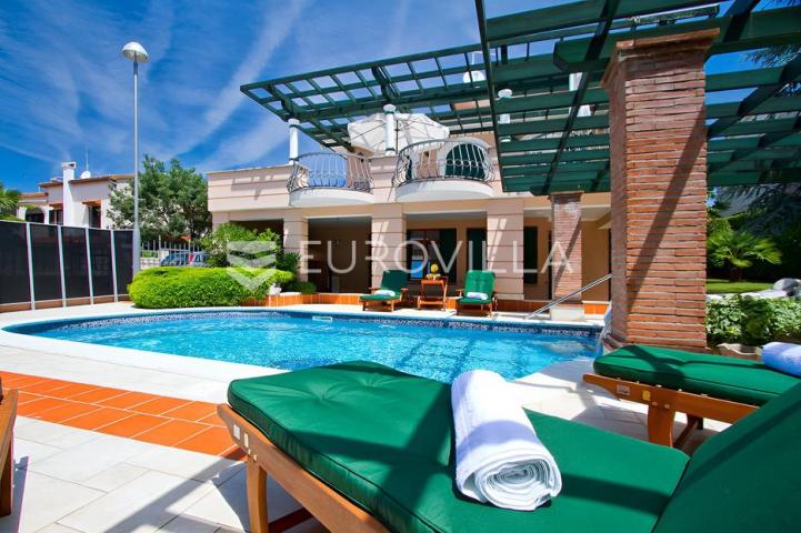 Poreč, ekskluzivna vila s 430 m2, atraktivna lokacija
