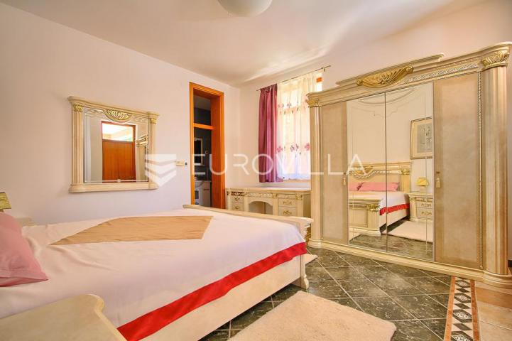 Poreč, ekskluzivna vila s 430 m2, atraktivna lokacija