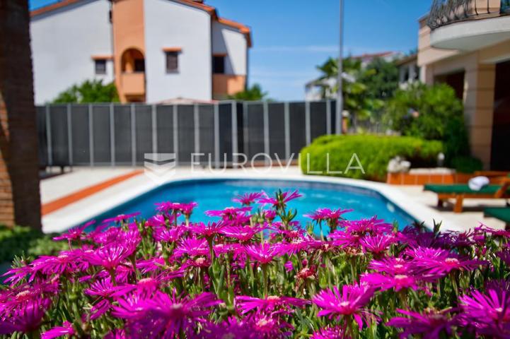 Poreč, ekskluzivna vila s 430 m2, atraktivna lokacija