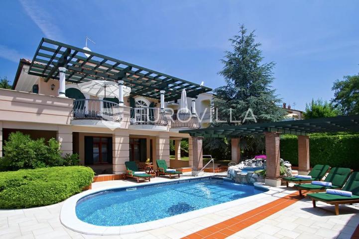 Poreč, ekskluzivna vila s 430 m2, atraktivna lokacija