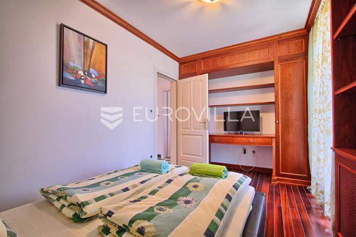 Poreč, ekskluzivna vila s 430 m2, atraktivna lokacija