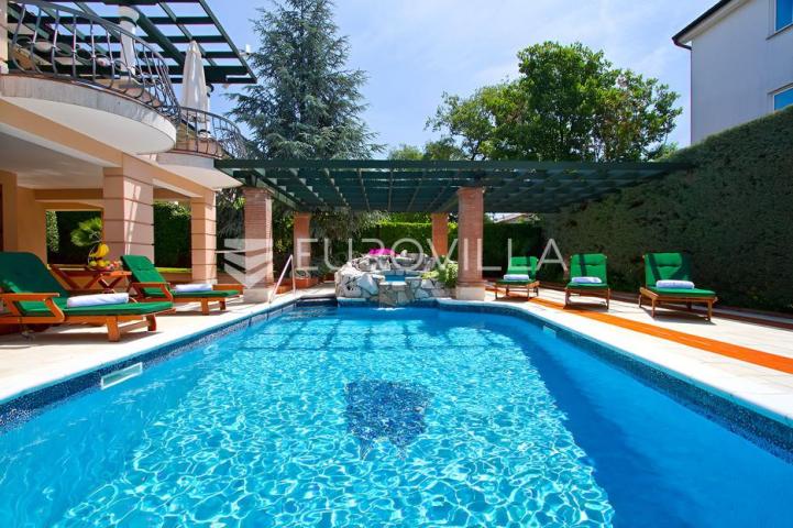 Poreč, ekskluzivna vila s 430 m2, atraktivna lokacija