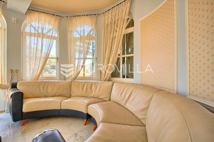 Poreč, ekskluzivna vila s 430 m2, atraktivna lokacija