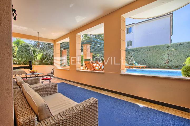 Poreč, ekskluzivna vila s 430 m2, atraktivna lokacija