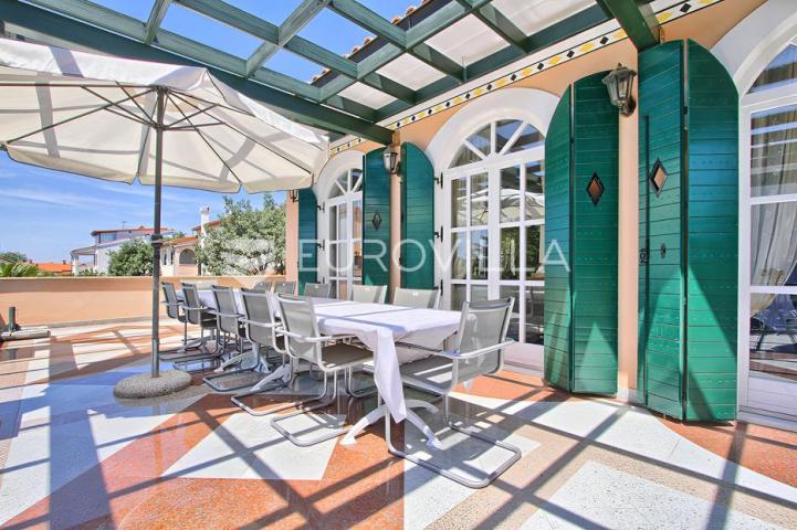 Poreč, ekskluzivna vila s 430 m2, atraktivna lokacija