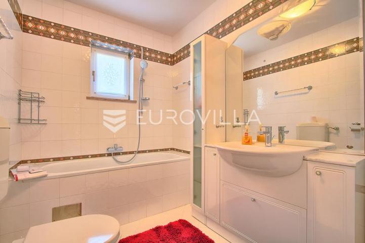 Poreč, ekskluzivna vila s 430 m2, atraktivna lokacija