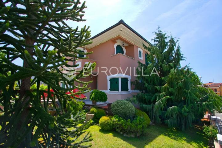 Poreč, ekskluzivna vila s 430 m2, atraktivna lokacija