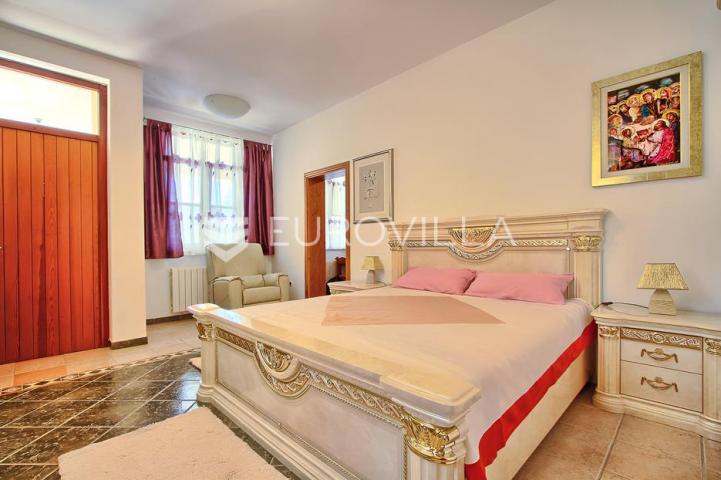 Poreč, ekskluzivna vila s 430 m2, atraktivna lokacija