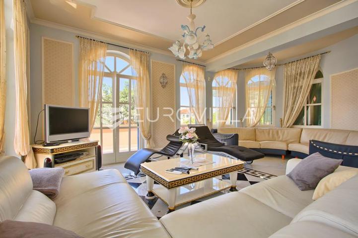 Poreč, ekskluzivna vila s 430 m2, atraktivna lokacija