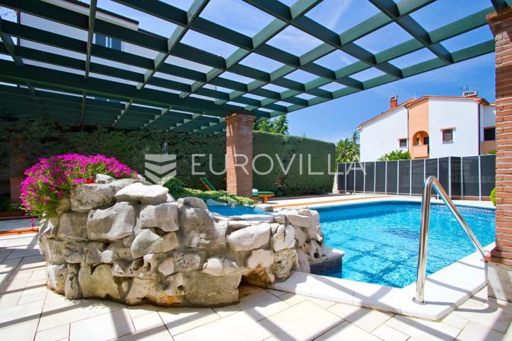 Poreč, ekskluzivna vila s 430 m2, atraktivna lokacija