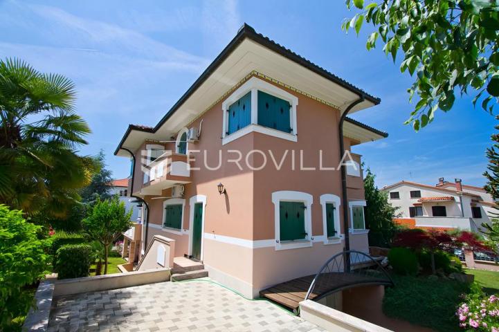 Poreč, ekskluzivna vila s 430 m2, atraktivna lokacija