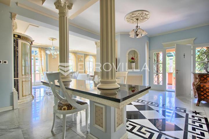 Poreč, ekskluzivna vila s 430 m2, atraktivna lokacija
