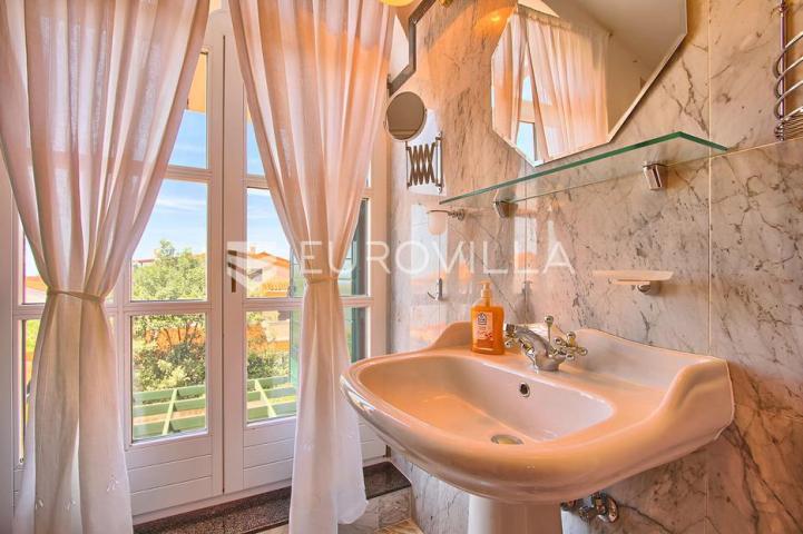 Poreč, ekskluzivna vila s 430 m2, atraktivna lokacija