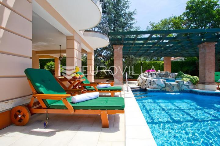 Poreč, ekskluzivna vila s 430 m2, atraktivna lokacija