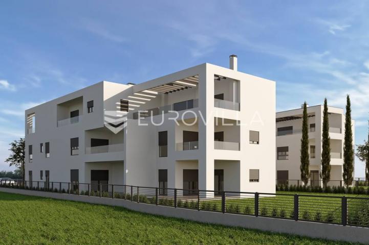 Istra, Poreč, moderan trosobni stan neto korisne površine od 85 m² blizina popularne plaže
