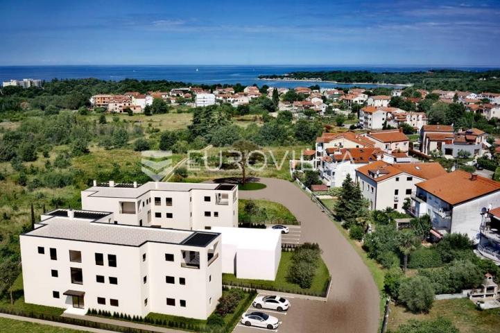 Istra, Poreč, moderan trosobni stan neto korisne površine od 85 m² blizina popularne plaže