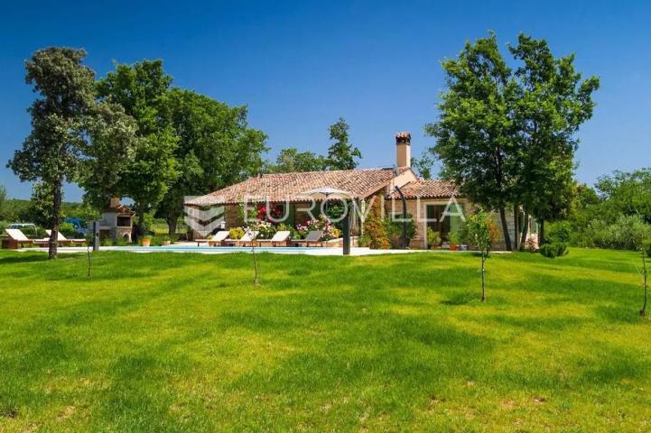 Istra, Bale, vila s bazenom na imanju od 30.000 m2 u osami