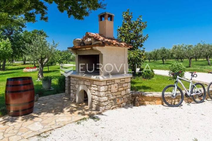 Istra, Bale, vila s bazenom na imanju od 30.000 m2 u osami