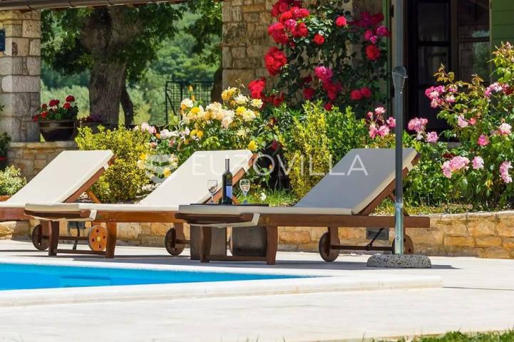 Istra, Bale, vila s bazenom na imanju od 30.000 m2 u osami