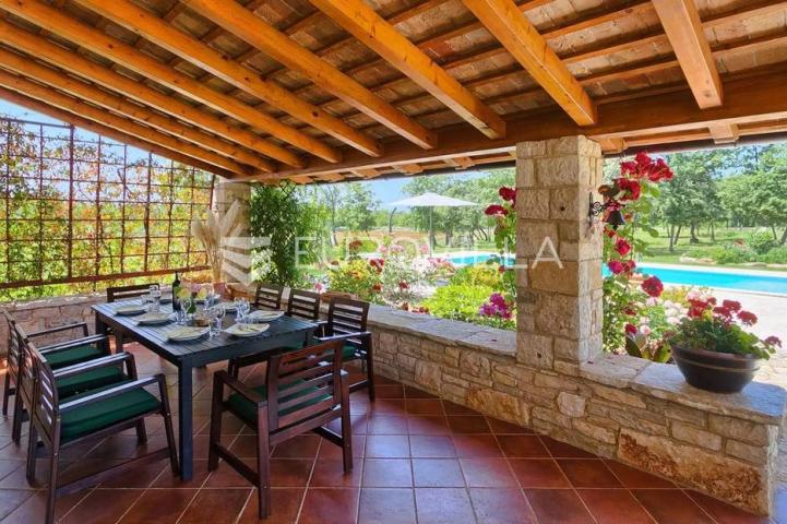 Istra, Bale, vila s bazenom na imanju od 30.000 m2 u osami