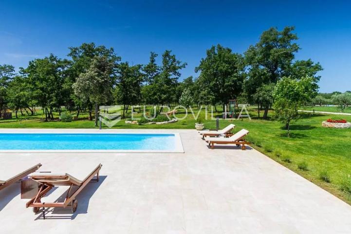 Istra, Bale, vila s bazenom na imanju od 30.000 m2 u osami