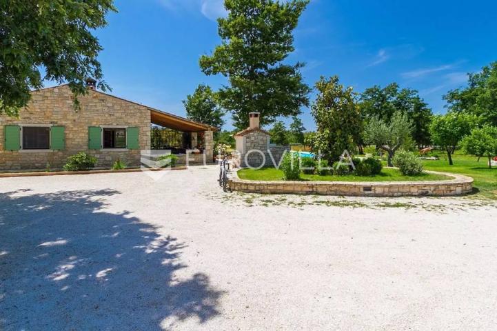 Istra, Bale, vila s bazenom na imanju od 30.000 m2 u osami